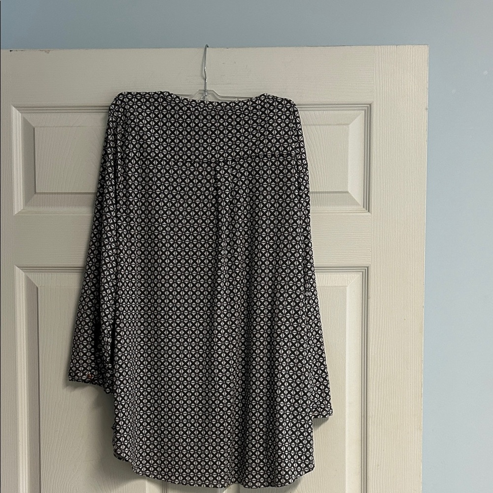 Dana Buchman Black and White Patterned Blouse - Picture 11 of 12